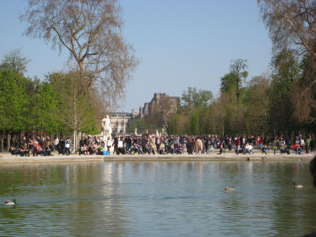 オランジュリーを後にし、<br />チュイルリー公園を通り、ルーヴルへ向かいます。<br /><br />途中の池のほとりで座って休憩☆<br />良い天気なので日光浴している人がたくさん。