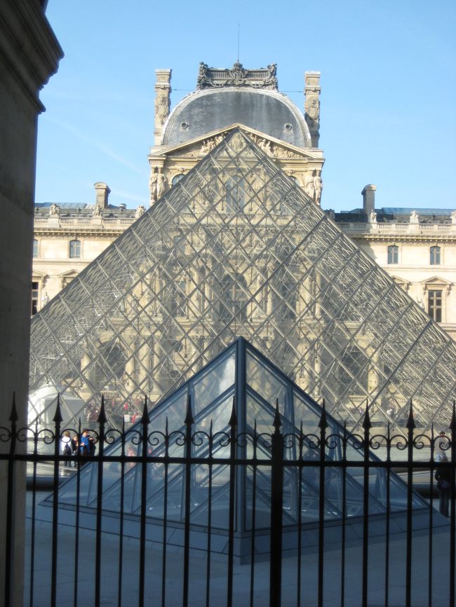 ２回目のルーヴルです。<br /><br />今日は２２時まで開館しているせいか、<br />１７時半でもどの入り口も混んでいました。<br />リシュリュウ翼のミュージアムパス入り口だと<br />５分ほど並んだだけで入れました。<br /><br />今日はまだ見ていない展示室をまわります。