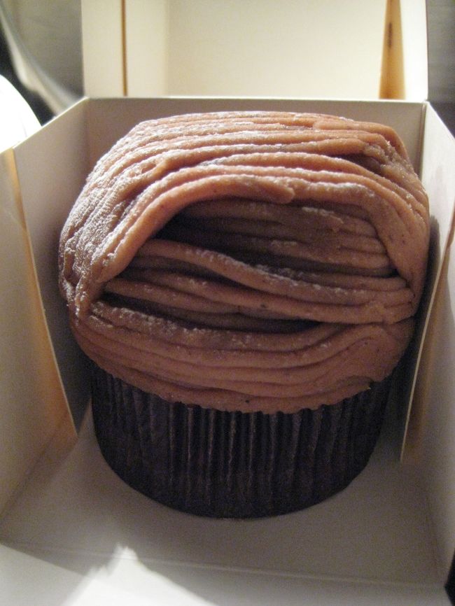 ９時半頃ホテルに戻り、<br />ホテルのそばのアンジェリーナで買った<br />モンブラン５ユーロを食べました。<br /><br />あちこちまわった今日はこれで終了。<br />お休みなさいzzz<br /><br /><br /><br />