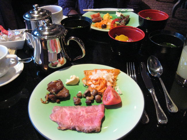 ６時半起床。<br /><br />いつもの朝ご飯です。<br />今日は私も和食をいただきました；<br /><br />できるだけ旅先ならではのものが食べたいとは思いますが、<br />やっぱり和食があるとほっとします。