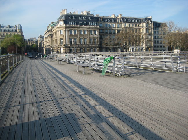 ９時にホテル出発。<br /><br />チュイルリー公園を横切り、<br />ソルフェリーノ橋を渡ります。<br /><br />関係ないですが、<br />ソ〜ルフェリーノ〜♪ソ〜ルフェリーノ〜♪<br />って口ずさみたくなりますね。<br />一部の方にはわかるかと(笑)