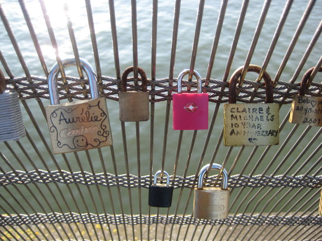 橋にはメッセージ入りの鍵がたくさん。
