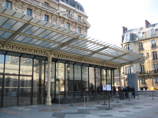 ホテルから歩いて１０分でオルセー美術館に到着。<br /><br />すでに結構人が並んでます。<br />ミュージアムパスが使えるので、<br />Ｃ入り口に並びました。<br />２０人目でした。