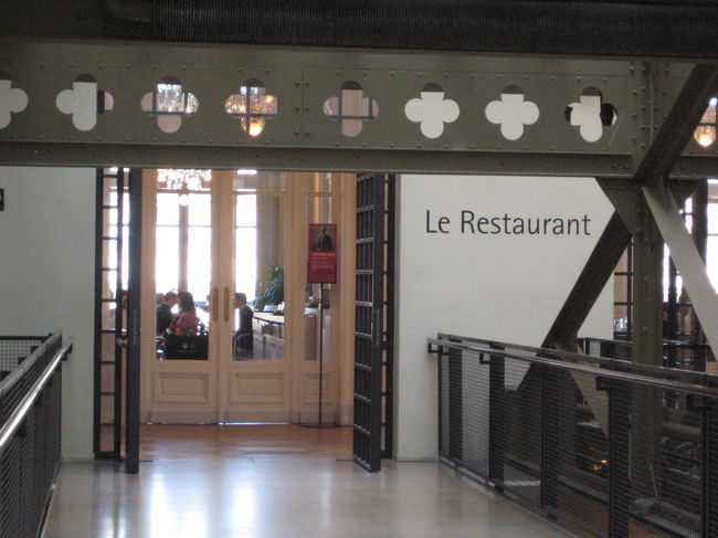 ２時間ほど見てまわり、集中力も切れてきたので、<br />美術館内のル レストランでランチをいただきます。<br /><br />オープン前に結構人が並んでいました。<br />１２時半頃にはかなり席が埋まっていましたよ。