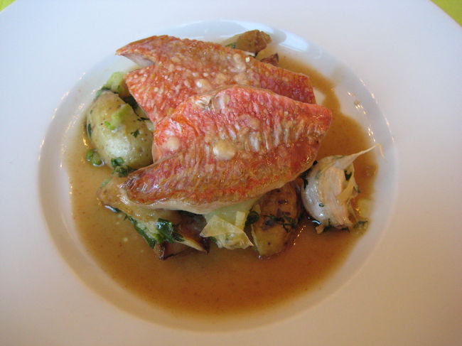 メイン＋デザートのムニュ１６.５ユーロを２つ、<br />レモネード３.７ユーロとカフェクレーム３.４ユーロを注文。<br /><br />メインは１種のみ。<br />魚のジャガイモ添えでした。<br /><br />皮はパリパリ、身はほろっと柔らかで、<br />とっても美味しかったです♪