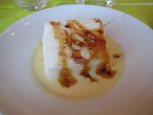 デザートは２種から選択。<br />シャーベットかこのイルフロトンでした。<br /><br />ふわっふわのメレンゲを<br />カスタードクリームとキャラメルソースに浸してパクリ♪<br />意外と軽くて美味しかったです☆