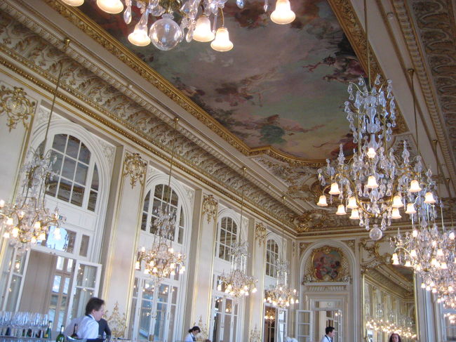 レストランはこんな豪華な空間☆<br />かなり優雅な気分にひたれますよ♪<br /><br />オススメです！！