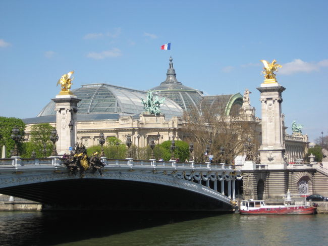 オルセーを後にし、グラン・パレに向かいます。<br /><br />遠くから見てもかなり目立つ<br />ガラスの曲線の屋根の大きな建物です。