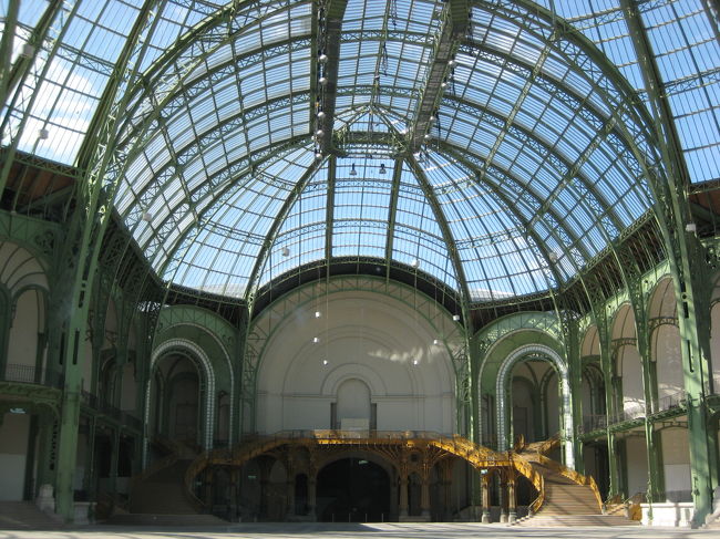 １９００年のパリ万国博の際に建てられた建物。<br /><br />ガラスの屋根が本当に美しいです☆