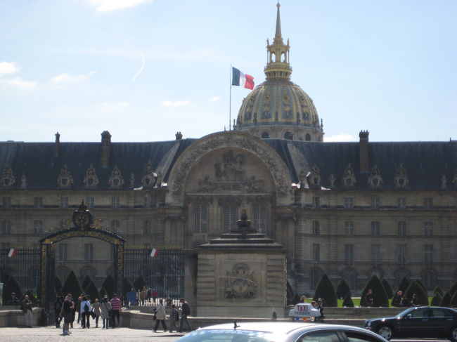 次はアンヴァリッドに来ました。<br />黄金のドームが目立つ建物です。