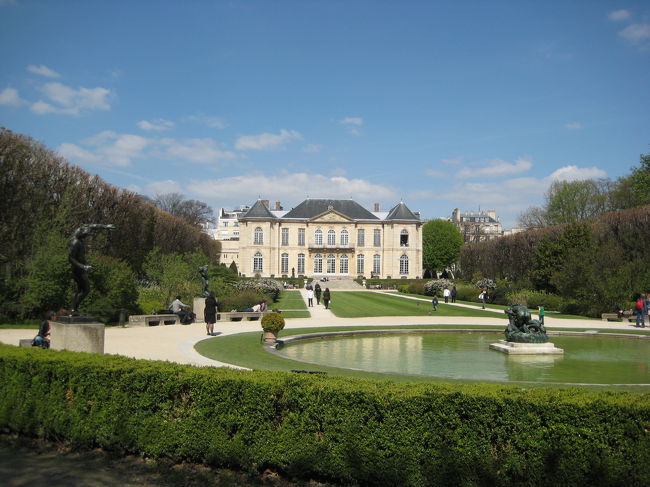 次はロダン美術館。<br />ここもミュージアムパスが使えます。<br /><br />美術館内の庭園がとっても良い雰囲気☆<br />ベンチに座ってのんびりしてしまいました。<br /><br />ピクニックをしたり、お昼寝をしている人たちも<br />たくさんいました。<br />日本ではなかなか見られない光景ですよね。