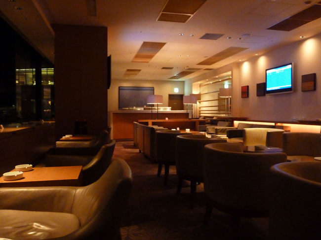 愛煙家にはありがたい、しっかり分煙された喫煙ラウンジ。お酒をいただきながらタバコも吸え、リラックスした時間を過ごせます。