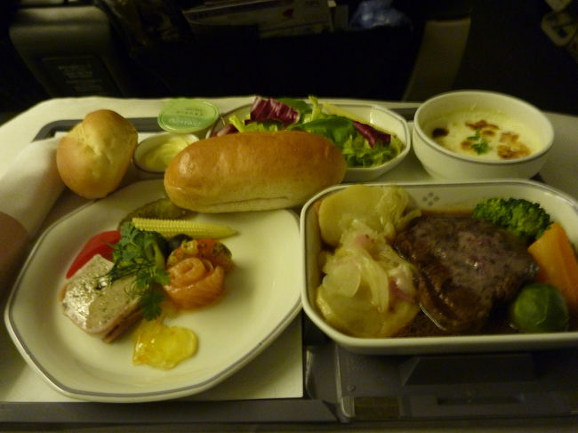 さあ出発。浮かれすぎてシートの写真を撮り忘れました。JALウェイズのエグゼクティブクラスシートは、JAL系列の中でも旧型のようで、フルフラットになりません。エコノミーの座席よりは圧倒的に快適ですが、やはりフルフラットシートにしてもらいたいですね。<br />まあ、爆睡しましたが。<br />写真は洋食（牛）です。お肉もおいしかった。