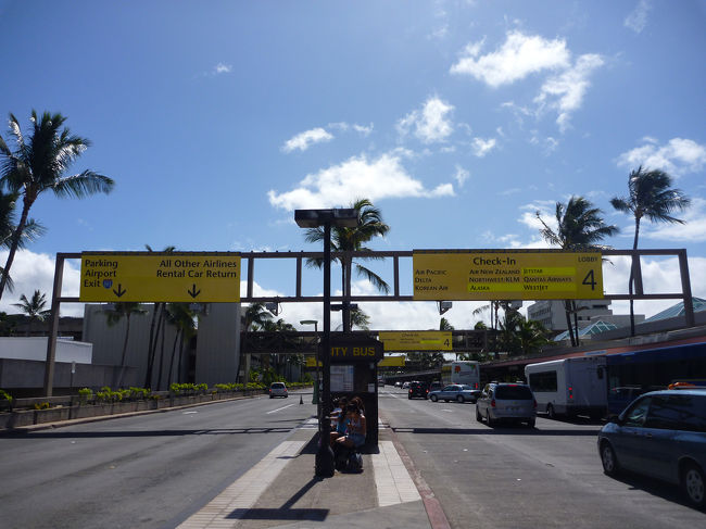 ホノルル空港に到着。素敵な青空ですが、以前来た時より若干湿気があるような気が・・・やはりまだ雨期は終わっていなかったようです。