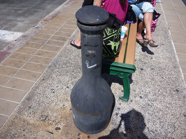 愛煙家には厳しいハワイですが、ところどころに灰皿も設置されています。結構街中でも喫煙者を見ます。肩身が狭いもの同士、妙な連帯感が・・・。<br />こちらはホノルル空港の国際線ターミナルを出たところにある灰皿。似たような形の公設灰皿を多く見ました。