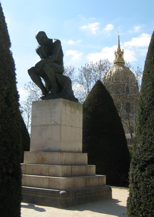 考える人<br /><br />後ろにアンヴァリッドが見えてます。