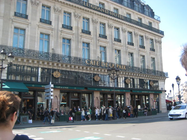 ヴァレンヌから１３号線に乗り、<br />アンヴァリッドで８号線に乗り換え、<br />オペラで降りました。<br /><br />カフェ・ド・ラ・ペで休憩します。