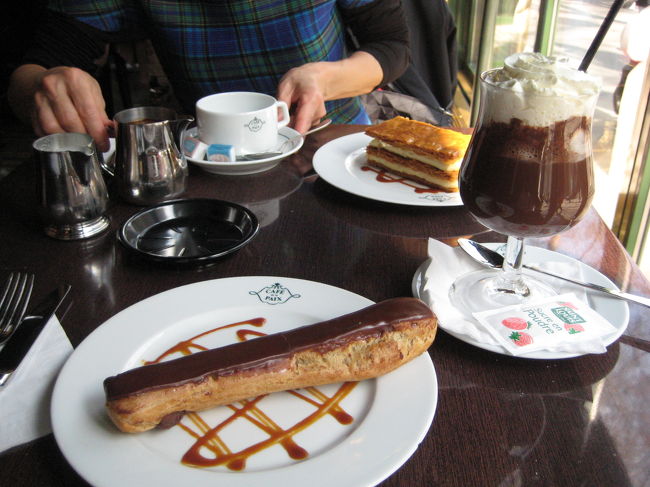 ミルフィーユとチョコレートエクレア、<br />ショコラ・ショーとウィンナーコーヒーを頼みました。<br /><br />さすが老舗カフェ☆どれも美味しい！<br />店内の雰囲気も良くて、のんびりしてしまいました。