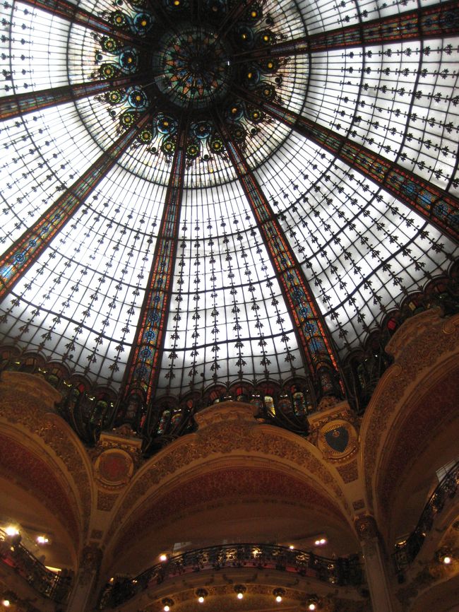 ステンドグラスの天井がきれ〜い。