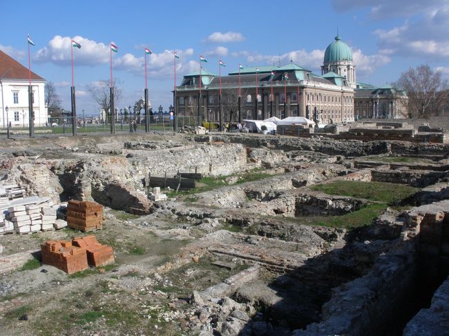 遺跡発掘中？の所を通って、王宮へ