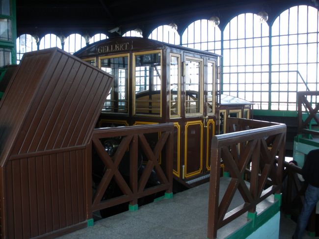 ケーブルカーがもうすぐ出発<br /><br />私は乗らなかったけれど、片道840Ft 往復1450Ft