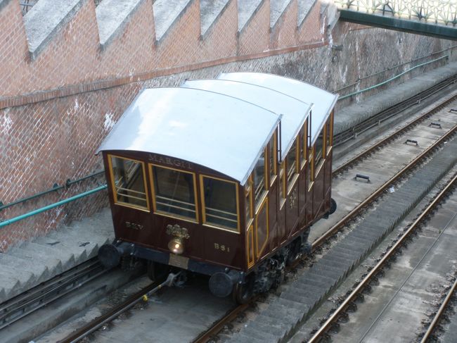 ケーブルカーが上ってきました