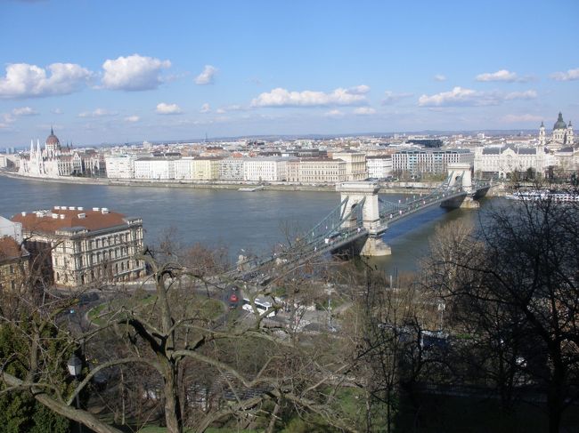 王宮前からの眺め<br /><br />国会議事堂、くさり橋、聖イシュトヴァーン大聖堂と<br />見渡せます。