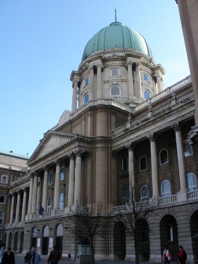 王宮の国立美術館<br /><br />中世から現代までのハンガリー美術の集大成とのこと。