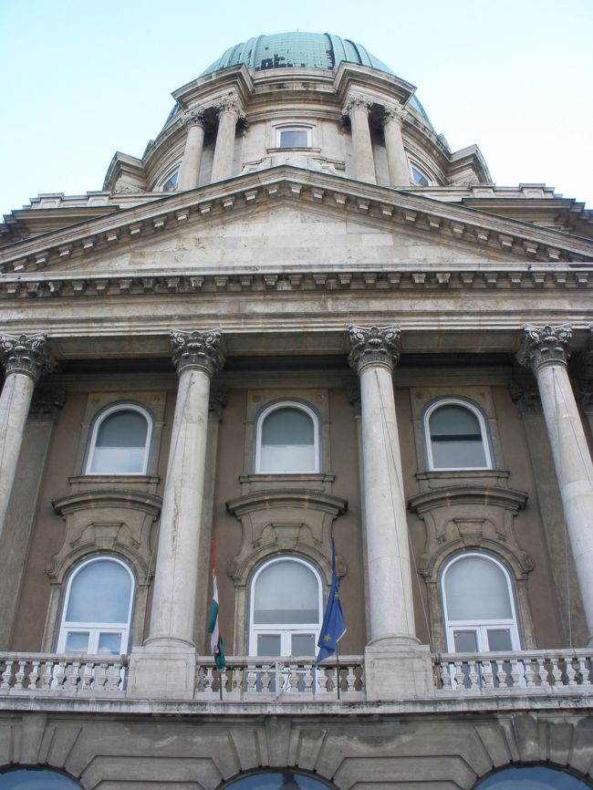 国立美術館へ入ります。<br /><br />入館料 900FT<br />カメラ持ち込み料金 1600Ft（ちょっと高い？）<br /><br />クロークにリュックなどの荷物は預けます。<br /><br />カメラ持ち込み料金を払うと、シールになったチケットを胸に貼ります。<br />これで、写真撮影OKです。