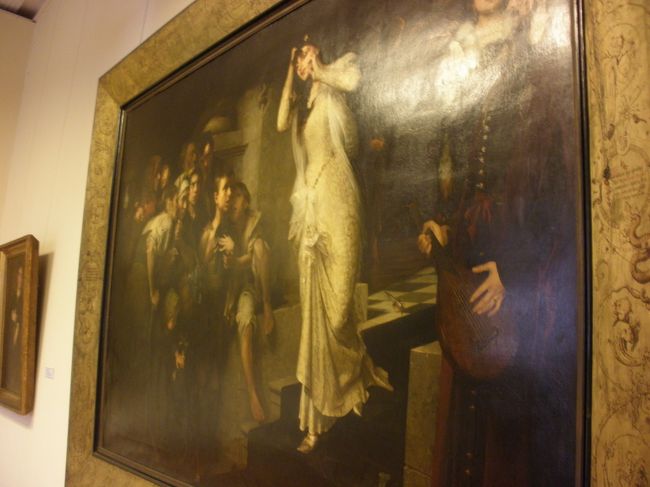 この絵、初めは何となく眺めていただけだったのですが<br /><br />係りの女性が近づいてきて、私を、絵の左側へ連れて行き、次は右側へ連れて行き、「絵の目を見てご覧」と教えてくれました。<br /><br />右へ行って、左へ行って・・・そして、あ?！！！<br /><br />そう、不思議なことに、見る位置を変えても常に絵の目は私を見ているのです。