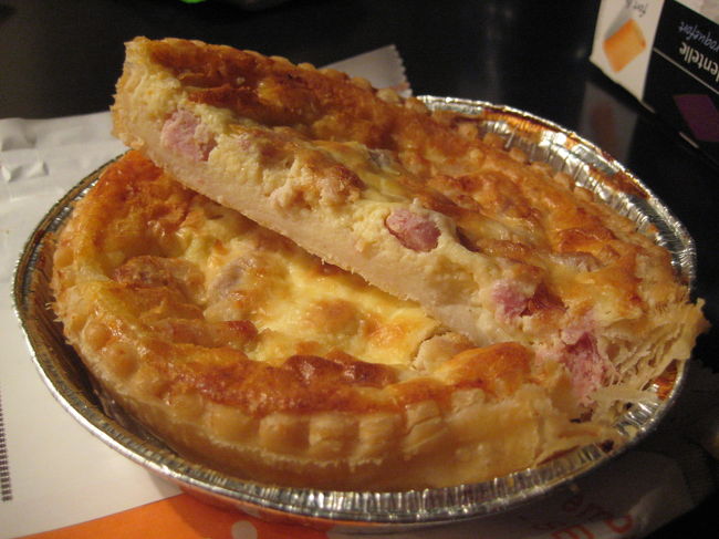 まだカフェで食べたケーキがお腹に残っているので、<br />今日の晩ご飯も軽く済ませます。<br /><br />モノプリのお惣菜売り場で買った<br />ハムとチーズのキッシュ １.９９ユーロ