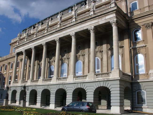 国立美術館（B)の川とは反対側の建物