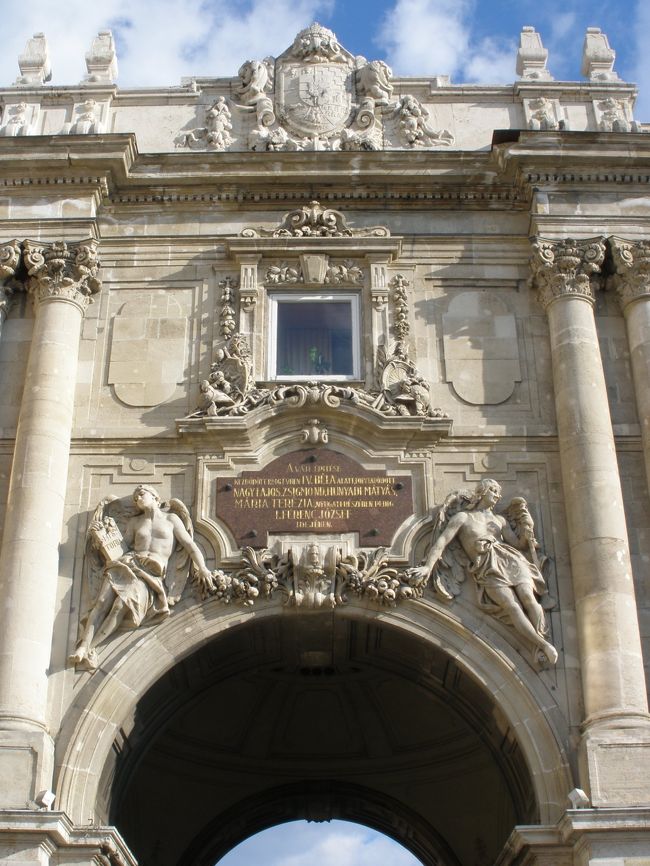 この下をくぐれば、ライオンの中庭<br /><br />中庭は、国立美術館とセーチェニ図書館と歴史博物館に囲まれています。