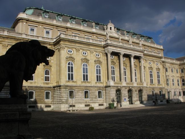 ライオンの中庭に面している国立美術館（D)