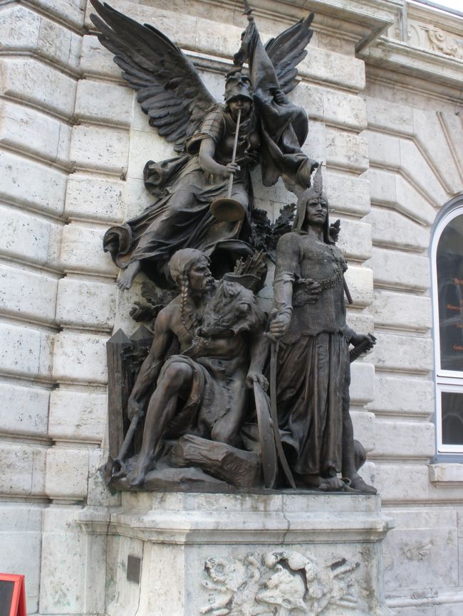 歴史博物館入り口の脇の像