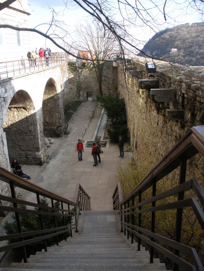 歴史博物館を通り抜けて、外の城壁へ