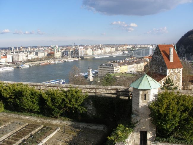 城壁から見るエルジェーベト橋方面