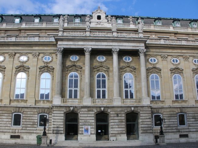 ライオンの中庭に面した国立美術館