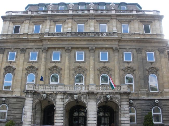 セーチェニ図書館<br /><br />王宮の一画にあり、2万冊の蔵書を誇り、中世の写本などが展示されているそうです。<br />