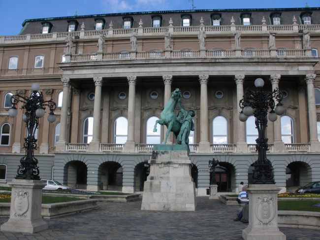 川と反対側の美術館前