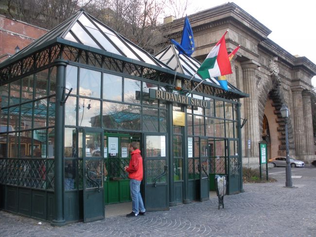 クラーク・アーダーム広場のケーブルカー乗り場