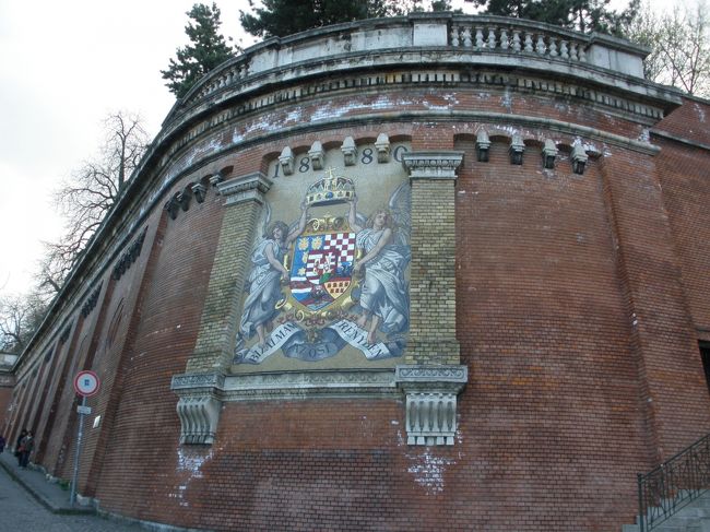 ケーブルカー乗り場の横の城壁<br /><br />目を惹く壁画でした。