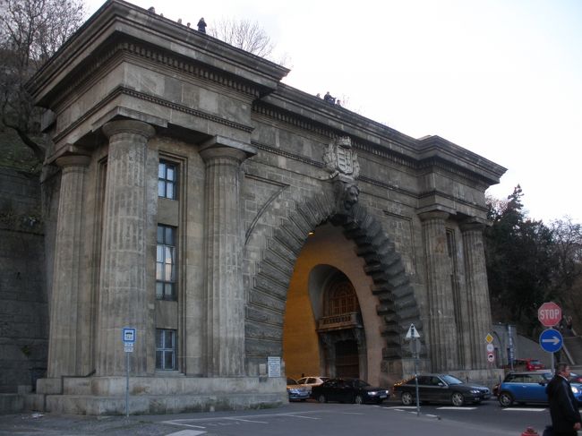 ケーブルカー乗り場横のトンネル入り口は上にも上れそうでした。