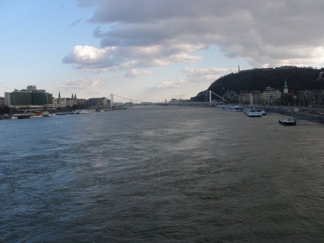 くさり橋の上からエルジェーベト橋方面