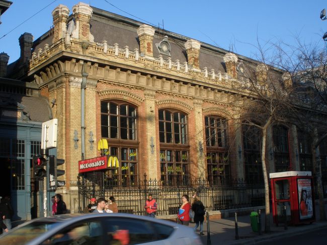 世界一豪華な内装と言われるマクドナルドは西駅のすぐお隣