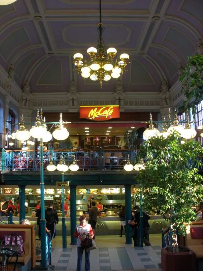 マクドナルドの店内です