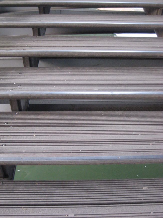 こんな感じで間からセーヌ川が見える木の橋。<br />おもしろ〜い★