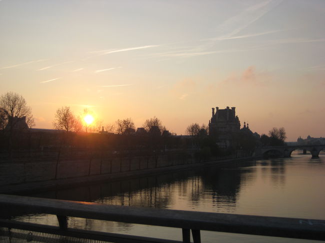 またソルフェリーノ橋を渡り、<br />ＲＥＲ Ｃ線のオルセー駅に向かいます。<br /><br />橋から見た朝焼けのルーヴル。<br />きれい〜☆