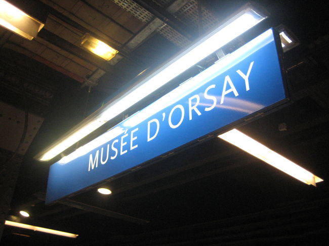無事時間通りにオルセー駅のホームに着きました。<br /><br />朝早いので窓口が開いておらず、<br />券売機もガイドブックに載っているものと違い、<br />切符を買うのに少し手間取りました；<br />英語表示があったので助かりました〜。<br />ヴェルサイユ・リヴ・ゴーシュまで２.９５ユーロ。<br />