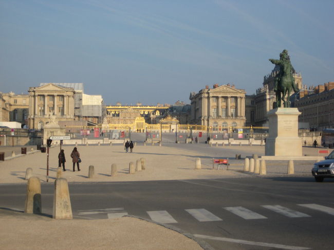 ２５分ほど乗って終点の駅で降り、歩いて５分強、<br />ヴェルサイユ宮殿が見えてきました。<br /><br />もう頭の中は<br />♪ばらベ〜ルサーイユ〜　ばらベ〜ルサーイユ〜<br />がぐるぐる回ってます(笑)
